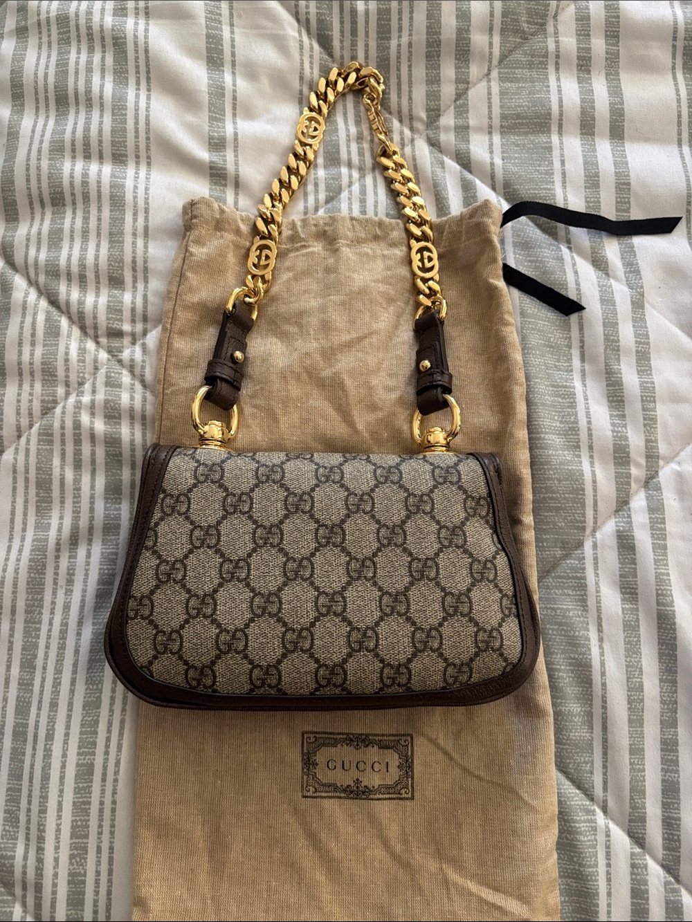 Gucci Brown GG Canvas Shoulder Bag with Gold Heart Logo and Chain Handle - Picture 4 of 13